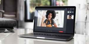 Producător de Boxcast UI cu femeie care vorbește în laptop webcam