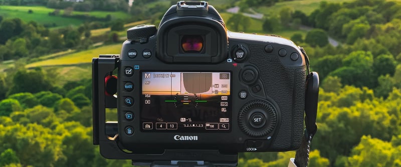 DSLR camera with a non-clean HDMI output on the LCD